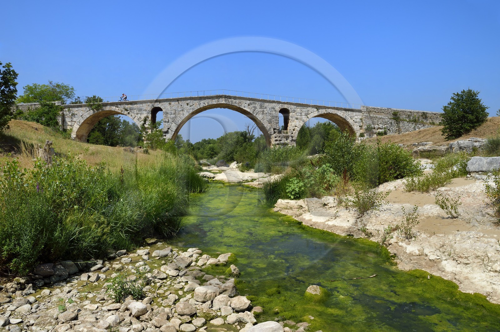 France, Vaucluse (84), Luberon, Bonnieux, le Pont Julien sur le Cavalon, pont romain du IIIe siècle avant JC sur la Via Domitia sur la veloroute du Calavon