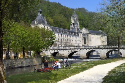 France, Dordogne (24), Brantôme, cyclistes faisant un pique nique dans le jardin au moines de l'abbaye bénédictine Saint-Pierre de Brantôme  en bordure de la Dronne