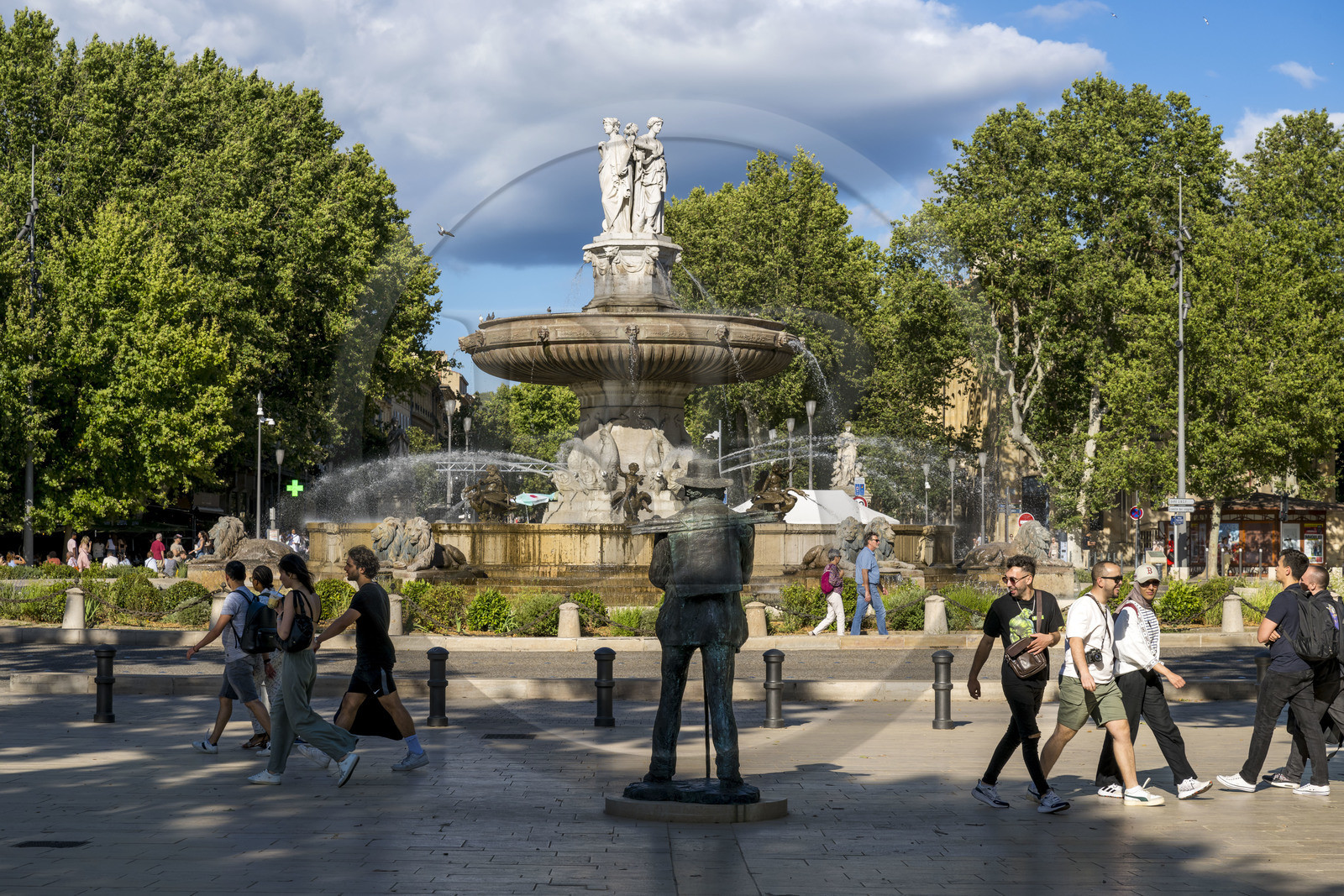 France, Bouches-du-Rhône (13), Aix en Provence, place de la Rotonde, statue de Paul Cezanne et fontaine de la Rotonde