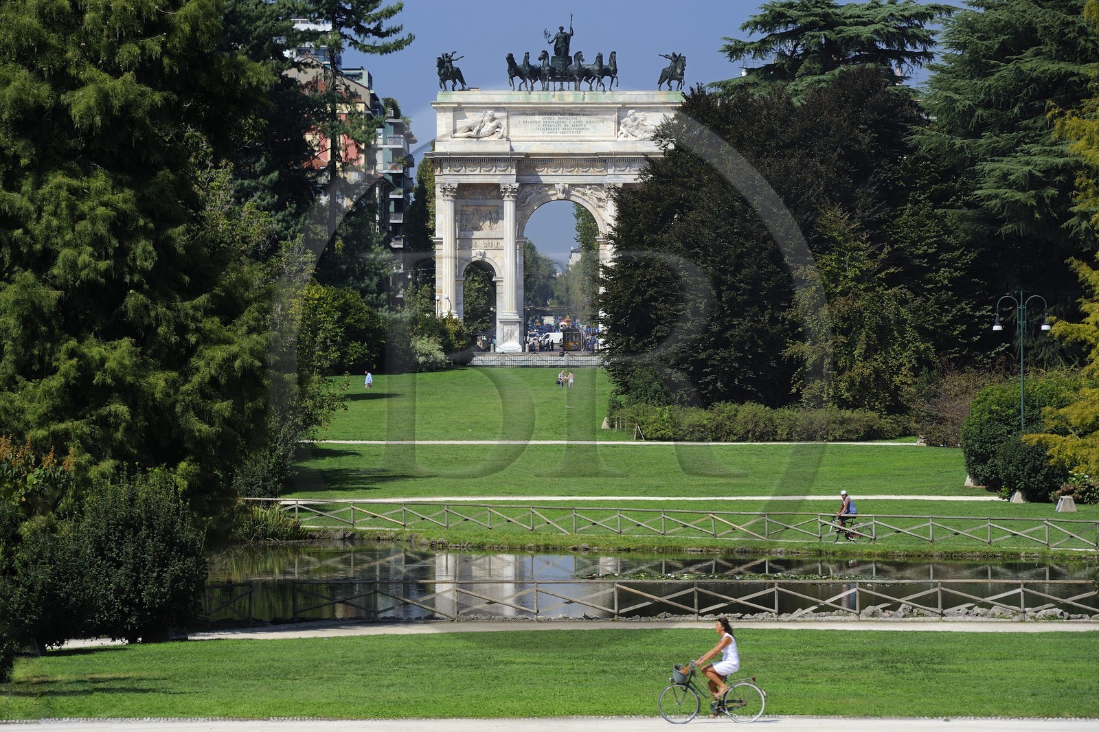 Italie, Lombardie, Milan, Porte de Simplon (Porta Sempione), marquée par un arc de triomphe historique appelé Arc de la Paix (Arco della Pace), construit par l'architecte Luigi Cagnola en 1807 sous la domination napoléonienne et parc de Simplon (Parco Sempione)