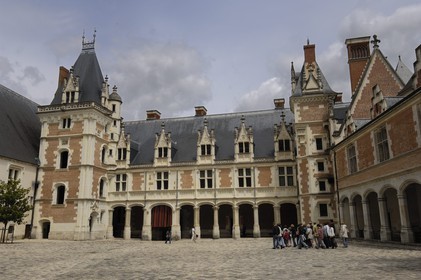 France, Loire et Cher (41), château de Blois, façade de l'aile Louis XII de la cour
