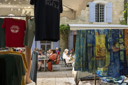 France, Bouches-du-Rhône (13), Parc Naturel Régional des Alpilles, Saint-Rémy-de-Provence, jour de marché place Charles Favier