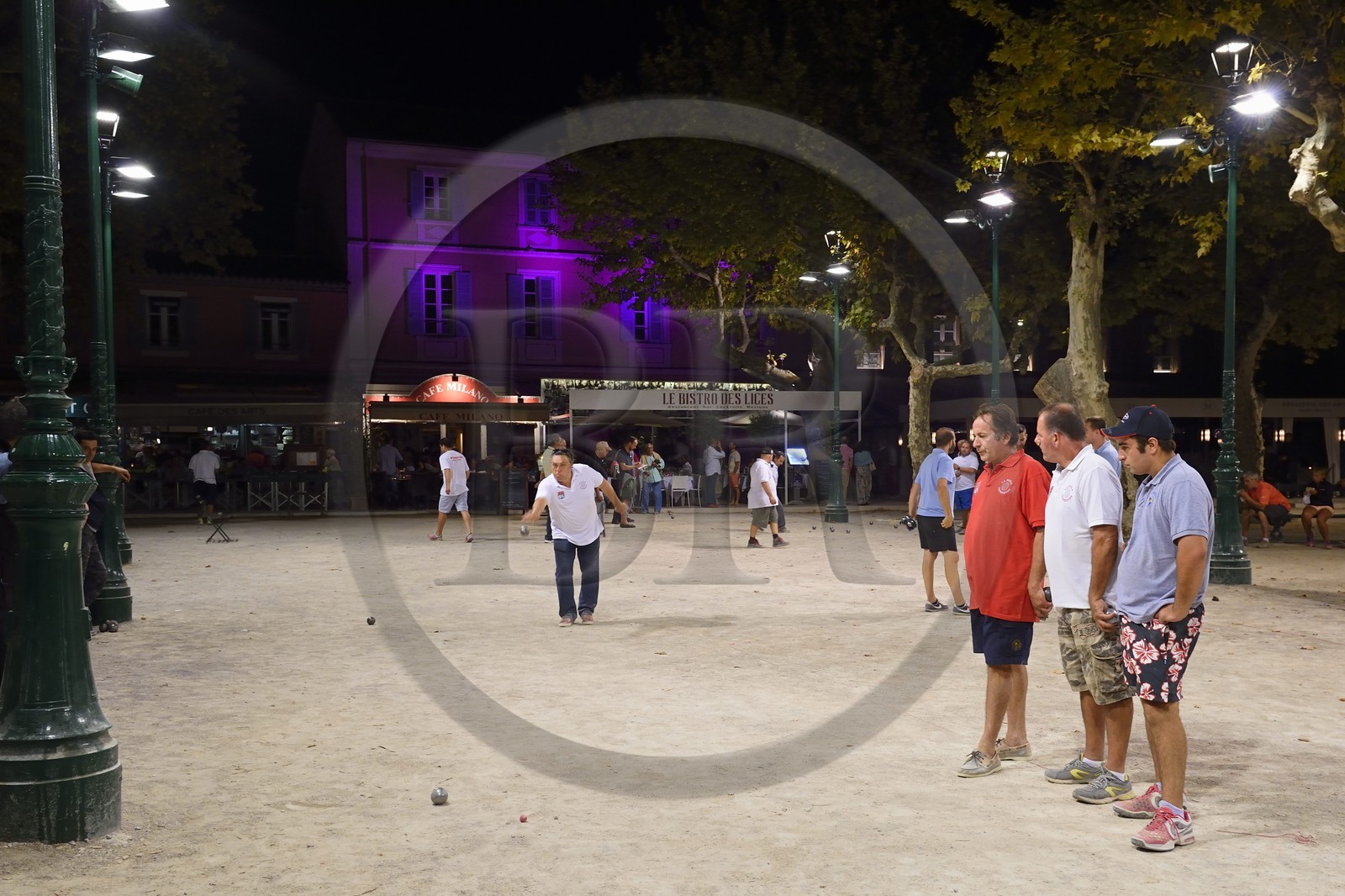 France, Var (83), Saint-Tropez, joueurs de pétanque sur la Place des Lices à la nuit tombée