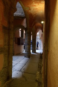France, Rhône (69), Lyon, site historique classé Patrimoine Mondial de l'UNESCO, Vieux Lyon, traboule reliant le 6 rue des Trois Maries au 27 rue Saint Jean