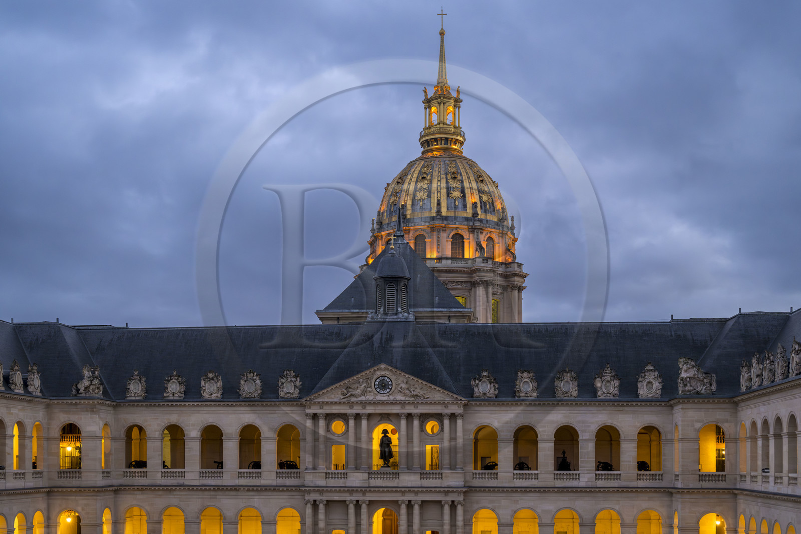 France, Paris (75), Hotel des Invalides, Musée de l'Armée, la cour d'Honneur et le dôme de la cathédrale Saint-Louis-des-Invalides en arrière plan, statue de Napoléon Ier en petit caporal de Charles Émile Seurre