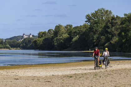 France, Maine-et-Loire (49), vallée de la Loire classée au Patrimoine Mondial par l'UNESCO, Saumur vers Saint-Hilaire, bancs de sable formant des îles sur la Loire et le chateau de Saumur en arrière plan, randonnée à bicyclette sur les berges de la Loire, vélo avec une remorque transportant le matériel de camping