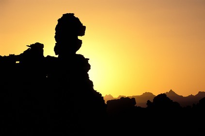 Libye, région du désert, Le Fezzan (Sahara), Rochers de grès aux formes fantastiques pris dans les sables dans l'Akakus vers In Amelal