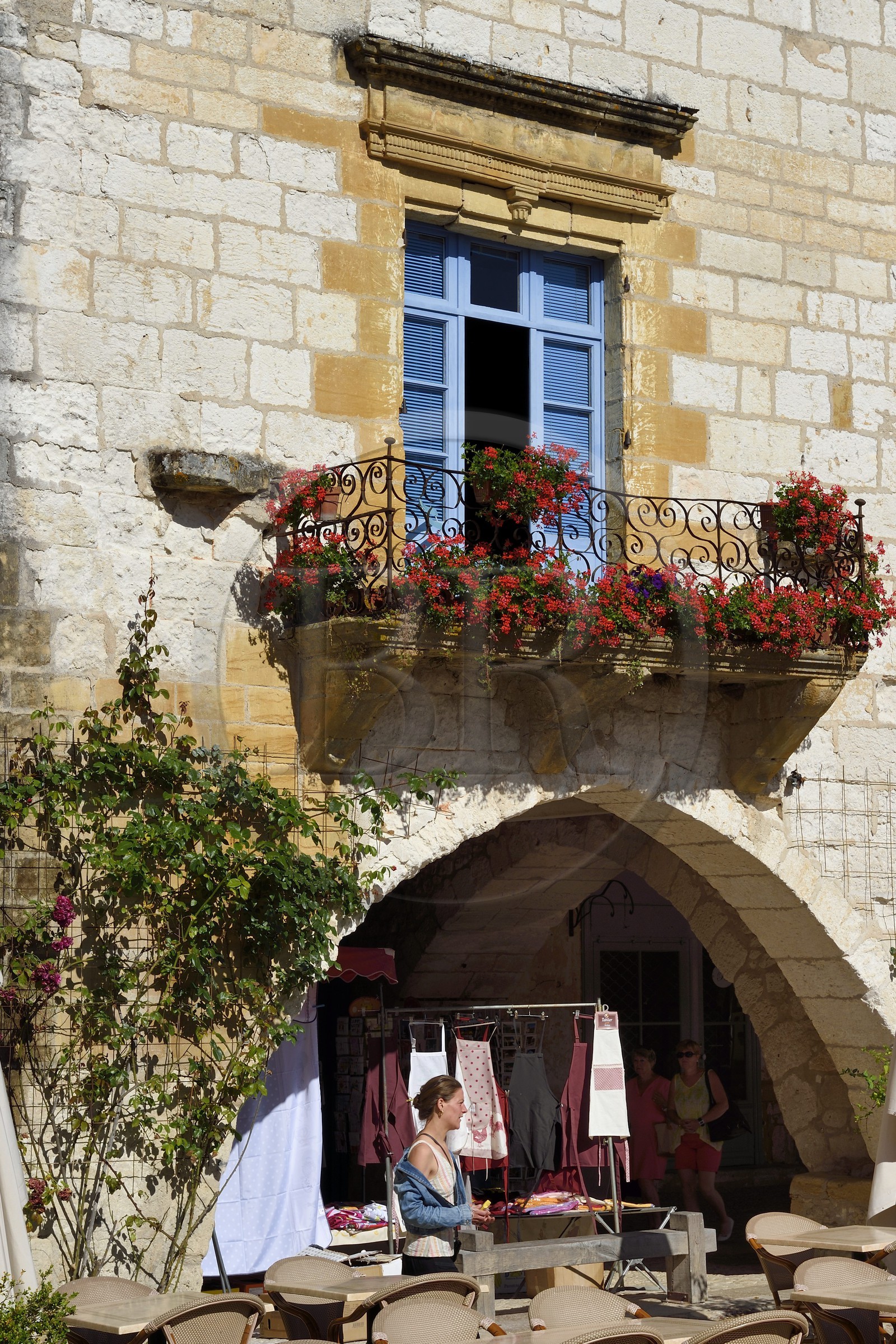 France, Dordogne (24), Périgord Pourpre, Monpazier, labellisé Les Plus Beaux Villages de France,  commerce sous les arcades de la place des Cornières au coeur du village