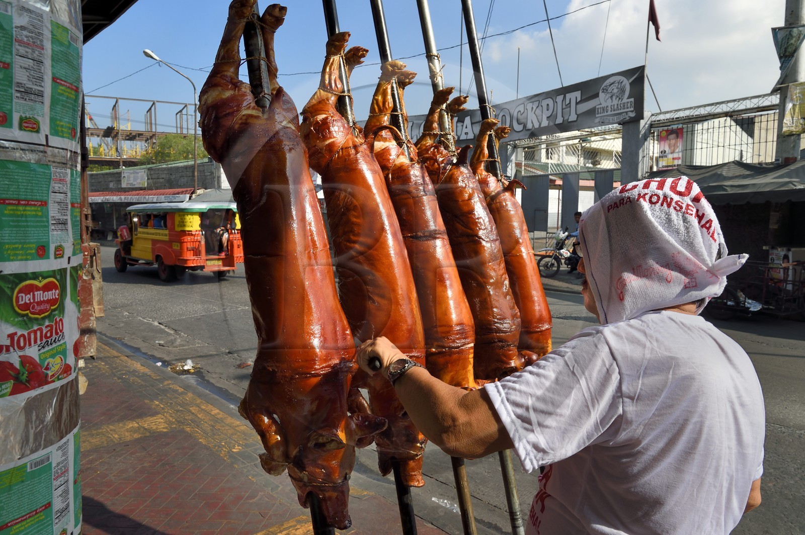 Philippines, Ile de Luzon, Manille, quartier La Loma, cochon de lait roti à la broche (lechon)