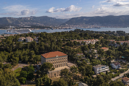 France, Var (83), la rade de Toulon, La Seyne-sur-Mer, quartier de Tamaris, la villa Tamaris, centre d’art consacré à l’exposition de l’art contemporain (vue aérienne)