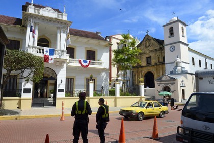 Panama, Panama City, district historique classé Patrimoine Mondial de l'UNESCO, quartier de Casco Antiguo (Viejo), petite mairie de quartier (casa de la municipalidad) et église La Merced dans l'avenida Central