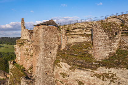 France, Bas-Rhin (67), Parc naturel régional des Vosges du Nord, Lembach, chateau de Fleckenstein (vue aérienne)