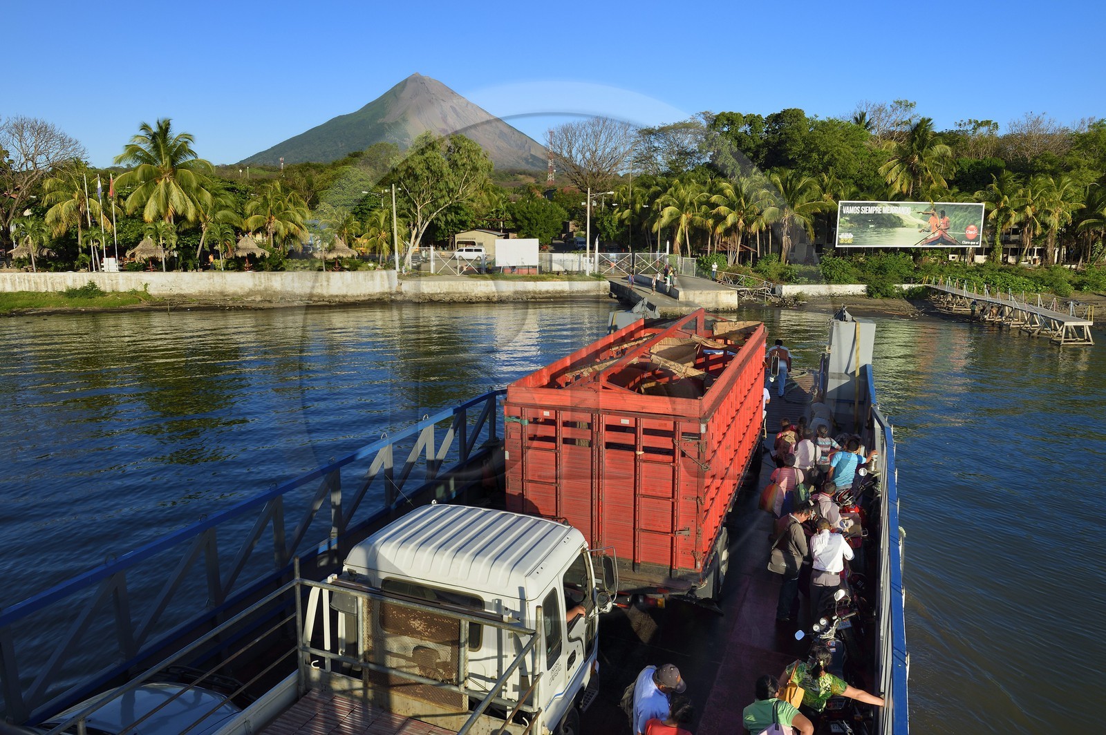 Nicaragua, Ile d'Ometepe sur le lac Nicaragua, arrivée du ferry au port de Moyagalpa avec en fond le volcan Conception (1610 m) toujours en activité