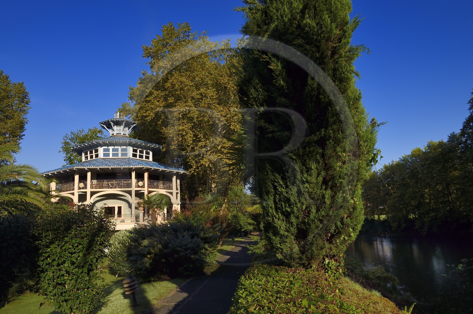 France, Pyrénées-Atlantiques (64), Pays-Basque, Cambo-les-Bains, l'établissement thermal au bord de la Nive, restaurant