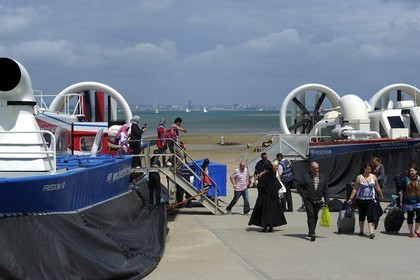Royaume-Uni, Angleterre, Hampshire, Ile de Wight, Ryde, ferries de Southsea Portsmouth (en arrière plan) à Ryde avec l'aéroglisseur de Hover Travel