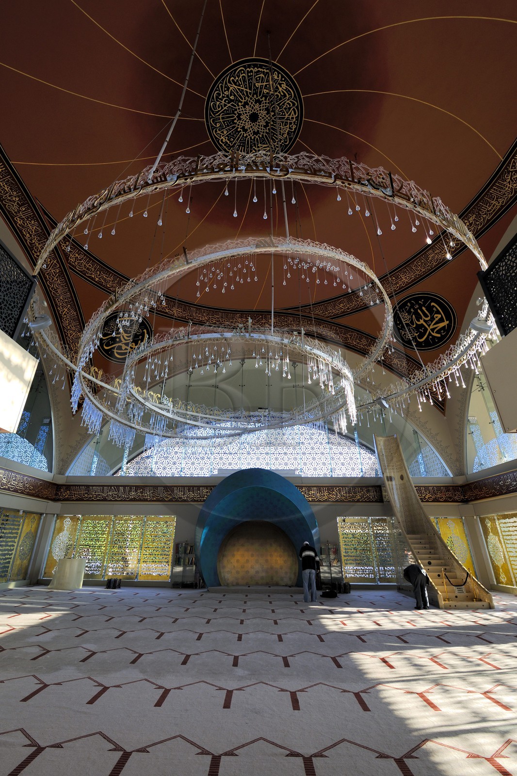 Turquie, Istanbul, quartier Usküdar sur la rive asiatique, mosquée Şakirin de l'architecte d’avant-garde, Zeynep Fadillioglu qui est la première femme à avoir été désignée pour concevoir une mosquée; Le lustre, en forme de spirale d’où tombe une pluie de gouttes de cristal et où ondule l’écriture kufique résume ce mariage subtil entre modernité et tradition