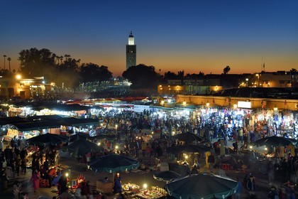 Maroc, Haut-Atlas, Marrakech, ville impériale, Médina classée Patrimoine Mondial de l'UNESCO, place place Jemaa el-Fna et le minaret de la mosquée la Koutoubia en arrière plan