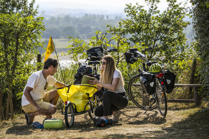 France, Maine-et-Loire (49), vallée de la Loire classée au Patrimoine Mondial par l'UNESCO, Saumur vers Saint-Hilaire, installation au Camping Huttopia Saumur, randonnée à bicyclette sur les berges de la Loire, vélo avec une remorque transportant le matériel de camping