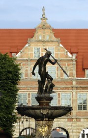 Pologne, Poméranie Orientale, Gdansk, le dieu Neptune (un des symboles de la ville) devant la Porte Verte (Zielona Brama)