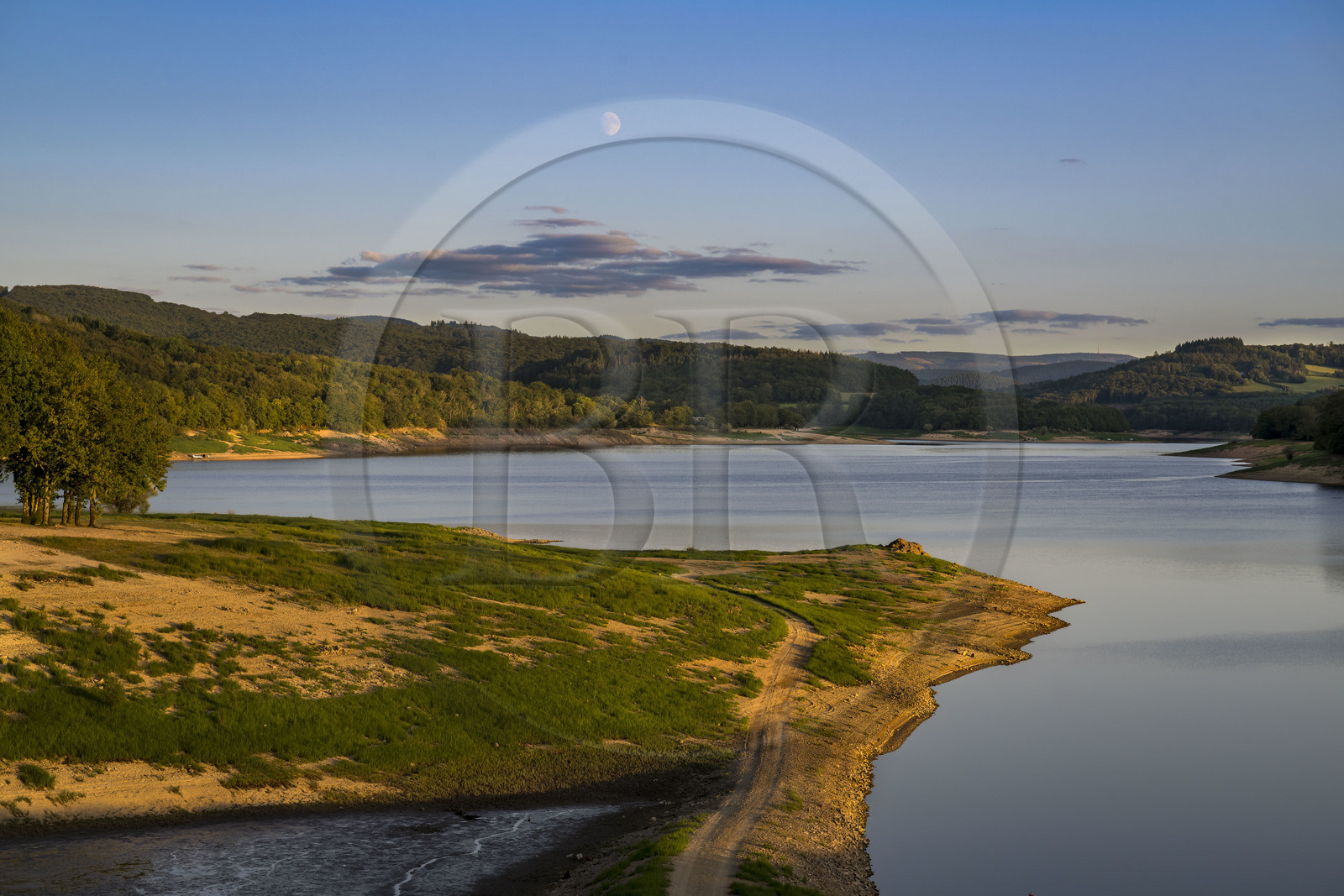 France, Nièvre (58), Parc naturel régional du Morvan, Chaumard, lac de Pannecière avec un lever de lune (vue aérienne)