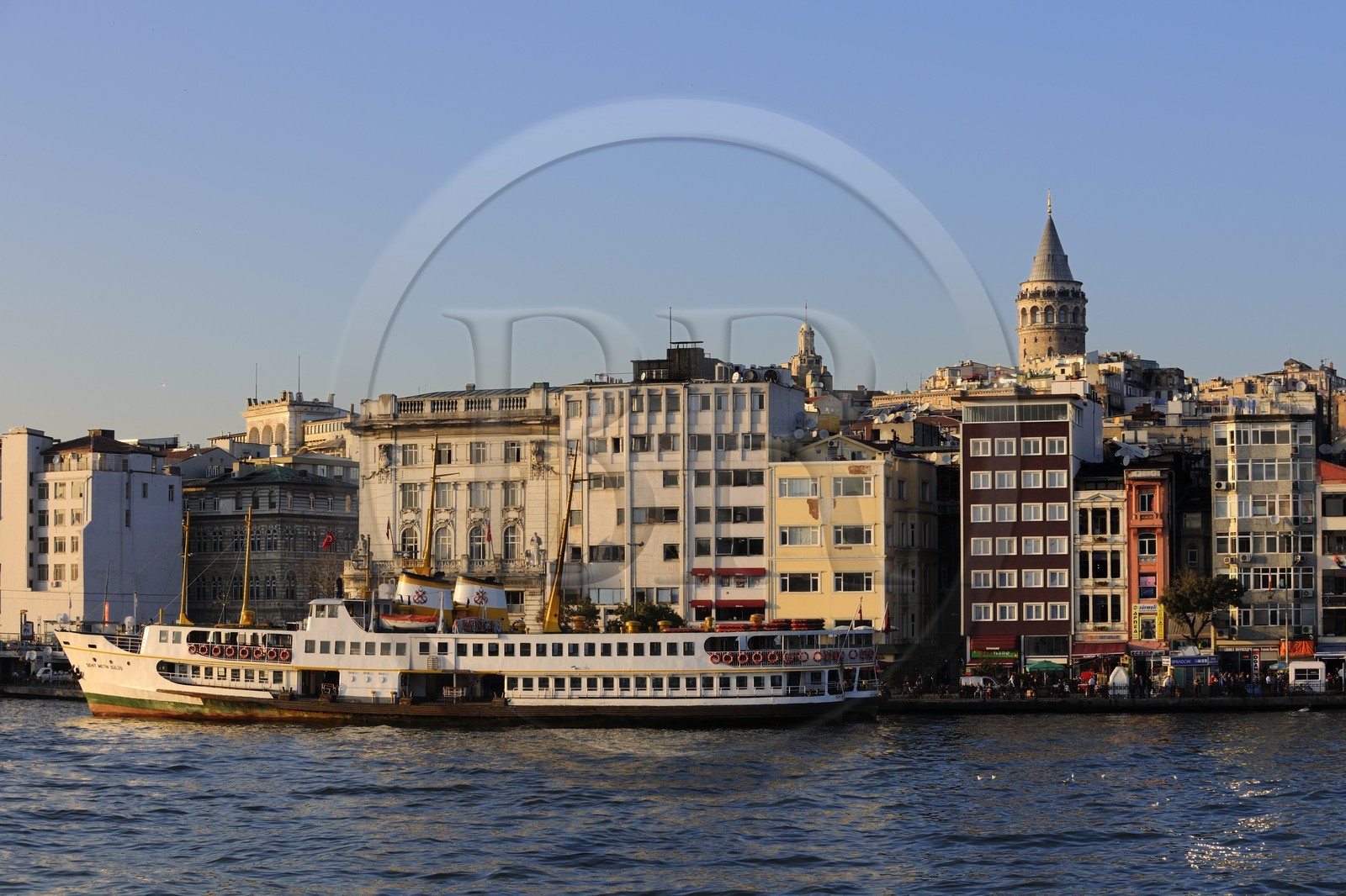 Turquie, Istanbul, quartier de karaköy, la gare maritime et la Tour de Galata