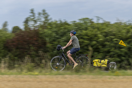 France, Maine-et-Loire (49), vallée de la Loire classée au Patrimoine Mondial par l'UNESCO, Saumur vers Saint-Hilaire, randonnée à bicyclette avec une remorque transportant le matériel de camping