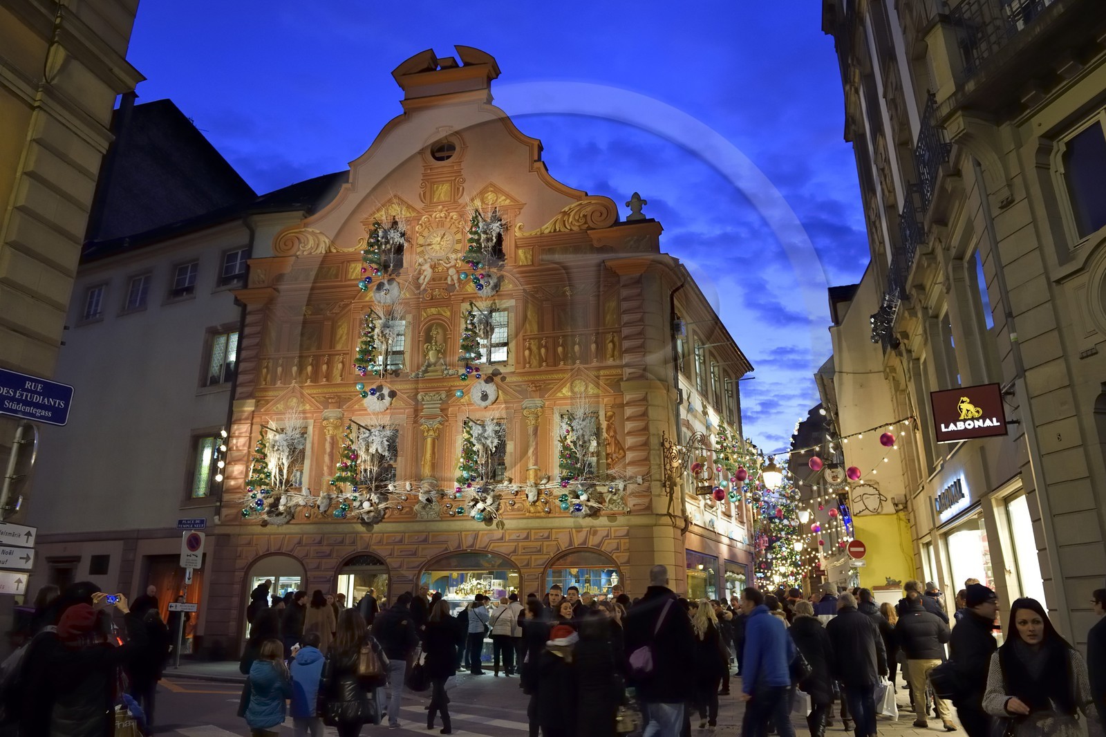 France, Bas-Rhin (67), Strasbourg, centre historique classé Patrimoine Mondial de l'UNESCO, décoration de Noël sur la pâtisserie Christian Meyer