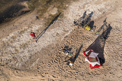 France, Maine-et-Loire (49), vallée de la Loire classée au Patrimoine Mondial par l'UNESCO, randonnée à bicyclette le long des berges de la Loire, campement pour la nuit sur un des bancs de sable formant des îles sur la Loire (vue aérienne)