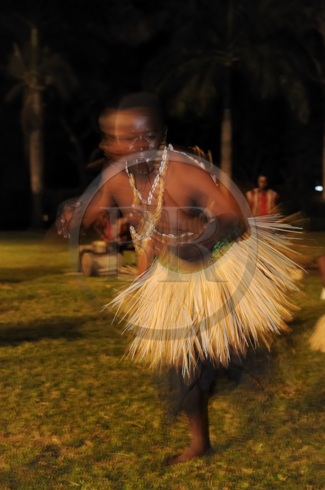 Tanzanie, Dar es-Salaam hôtel Mövenpick, spectacle de danses traditionnelles dans les jardins
