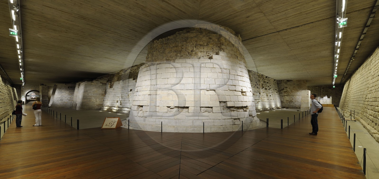 France, Paris (75), le Louvre médiéval, vestiges des fossés du Louvre de Philippe Auguste et de Charles V, 12e au 14e siècle
