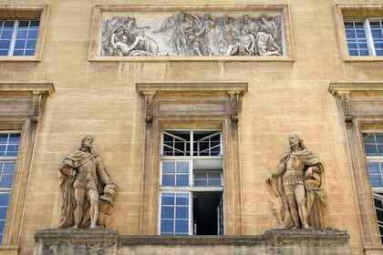 France, Moselle (57), Metz, palais de justice anciennement résidence du gouverneur militaire royal, bas-relief représentant le duc de Guise portant secours aux soldats blessés de l’armée ennemie, abandonnés par Charles Quint lors du siège de 1552