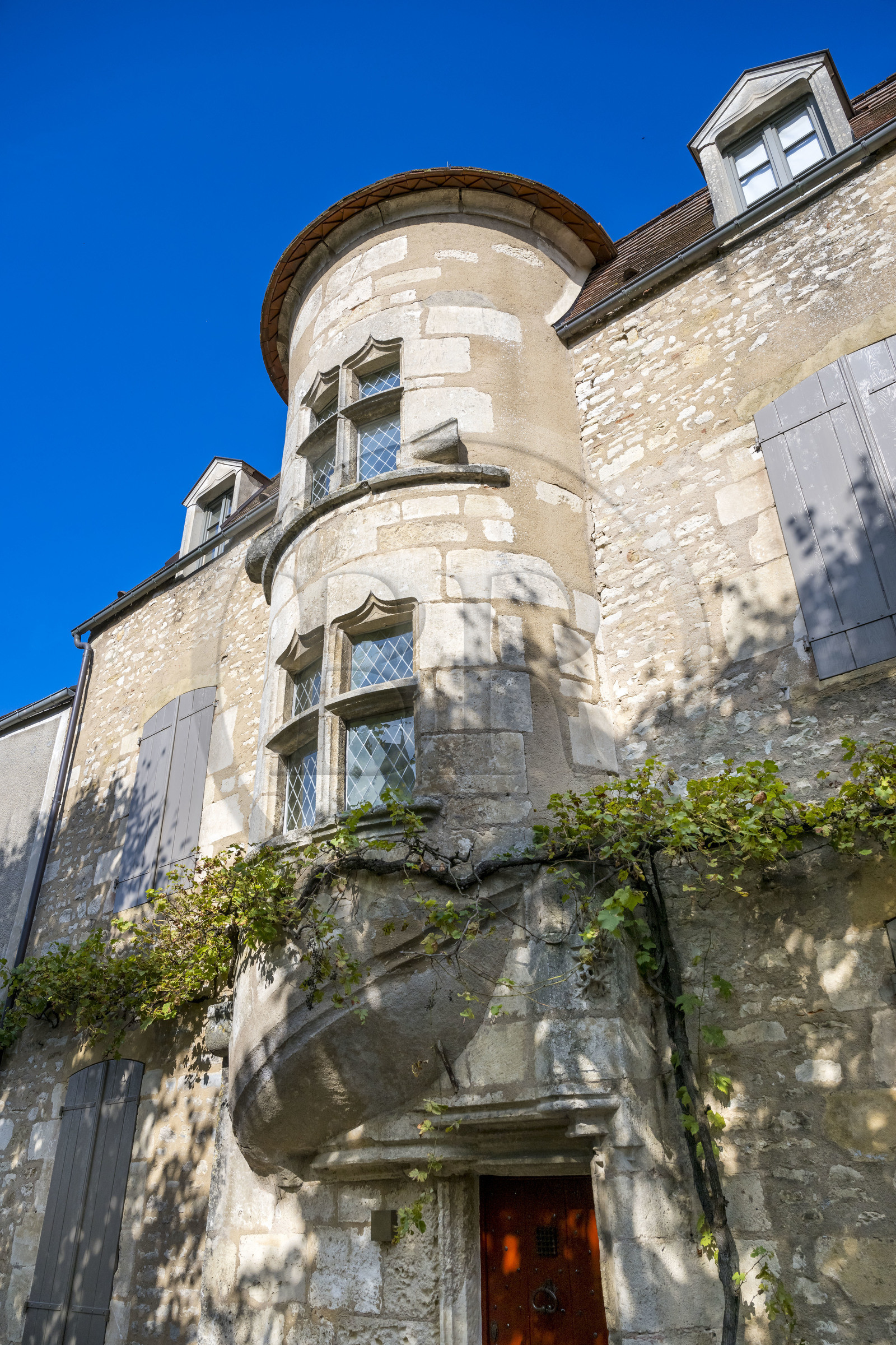 France, Yonne (89), parc naturel régional du Morvan, Vézelay, classé au Patrimoine Mondial de l'UNESCO, labellisé Les Plus Beaux Villages de France, point de départ de l'une des principales voies de pèlerinage de Saint-Jacques-de-Compostelle, tour en encorbellement d'une maison médiévale du XVe siècle rue Saint Pierre