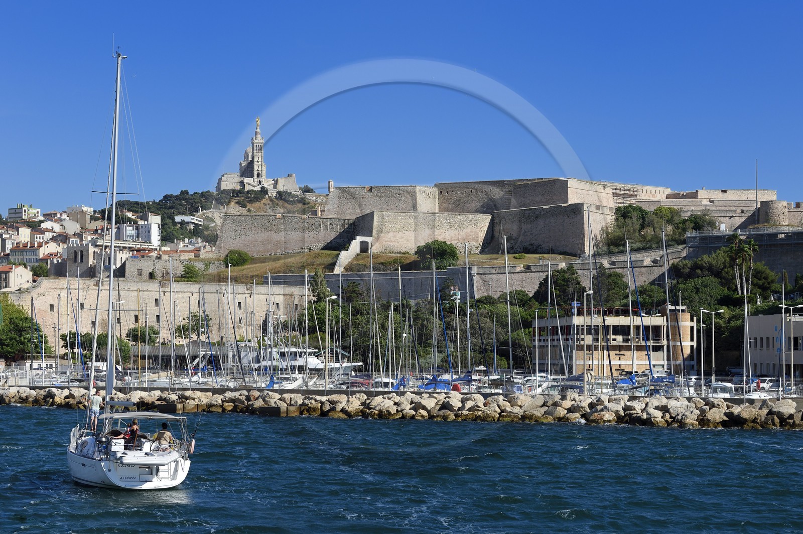 France, Bouches-du-Rhône (13), Marseille, l'entrée du Vieux Port, le Fort Saint Nicolas et la basilique Notre Dame de La Garde en arrière plan