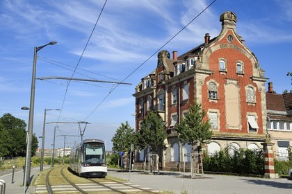 France, Bas-Rhin (67), Strasbourg, quartiers des anciens entrepots de la COOP, immeuble d'habitation propriété du Port autonome de Strasbourg qui abritait le restaurant Rheinfischer, le Pêcheur du Rhin