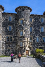 France, Haute-Loire (43), Le Monastier-sur-Gazeille, randonnée avec un âne sur le chemin de Stevenson (GR 70) devant le Chateau qui abrite le musée des croyances populaires