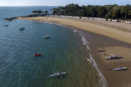 France, Vendée (85), Ile de Noirmoutier, Noirmoutier-en-l'Ile, le Bois de la Chaise, la plage des Dames et ses cabines de plage en bois, sortie en aviron (vue aérienne)