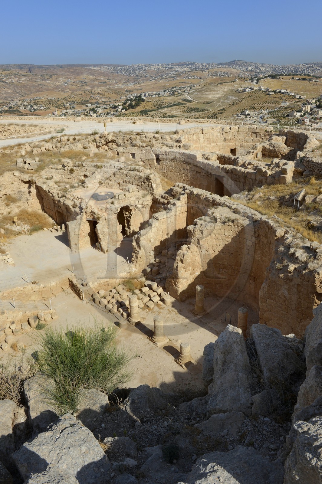 Israel, Cisjordanie, l'Hérodion, colline artificiellement exhaussée qui abrite les ruines d'un palais fortifié construit par le roi Hérode Ier le Grand (site classé Parc National), l'intérieur du cratère