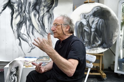 France, Ivry-sur-Seine (94), l'artiste plasticien Ernest Pignon-Ernest dans son atelier