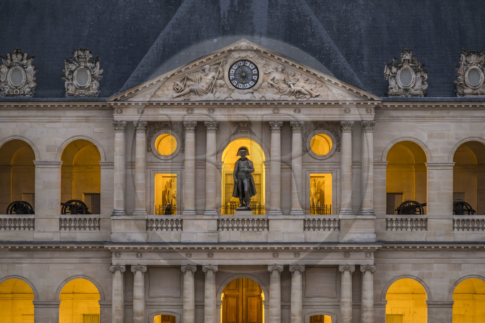 France, Paris (75), Hotel des Invalides, Musée de l'Armée, statue de Napoléon Ier en petit caporal de Charles Émile Seurre qui domine la cour d'Honneur
