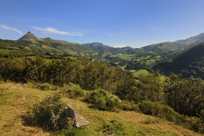 France, Cantal (15), monts du Cantal, Parc Naturel Régional des Volcans d' Auvergne, Saint-Jacques-des-Blats sur le chemin de Saint-Jacques de Compostelle par la Via Arverna, la vallée de la Cère et le Puy Griou (1694m)
