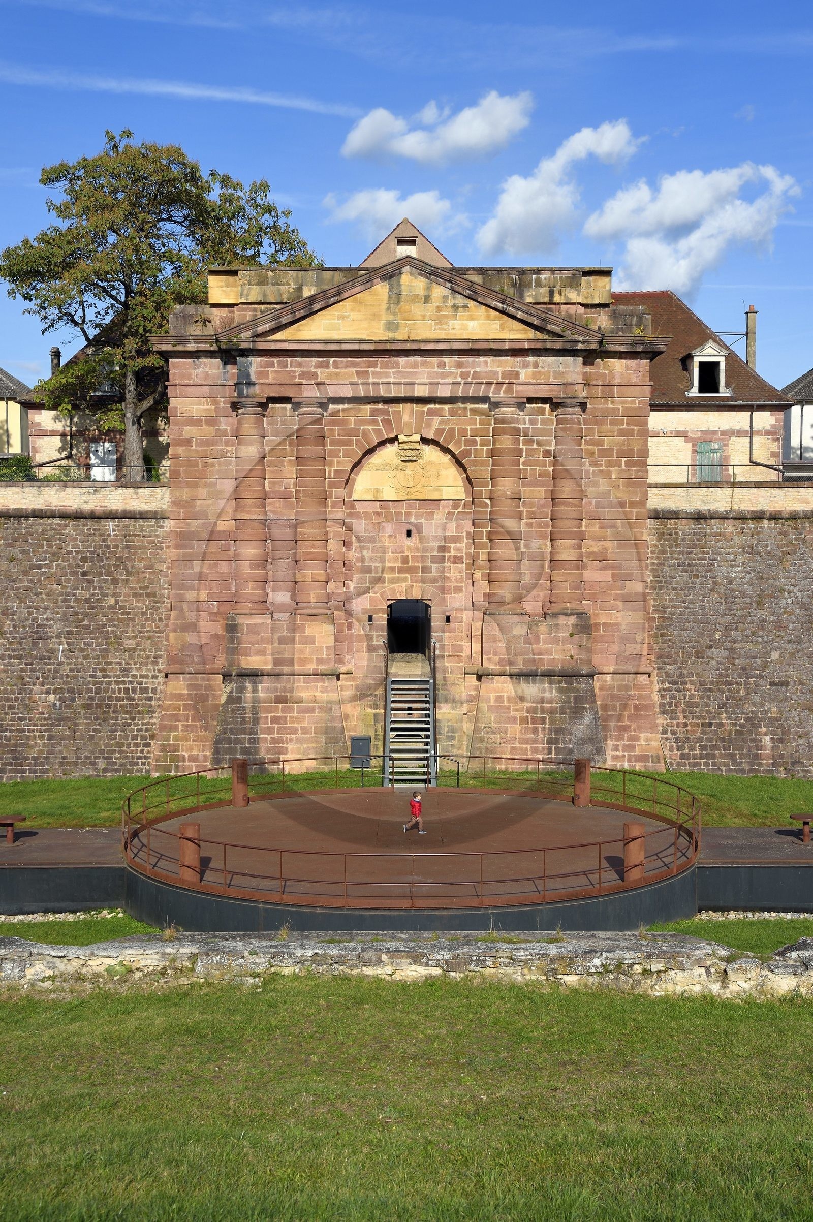 France, Haut-Rhin (68), Neuf-Brisach, ville fortifiée par Vauban, classée Patrimoine Mondial de l'UNESCO, la Porte de Belfort et le musée Vauban au sud-ouest