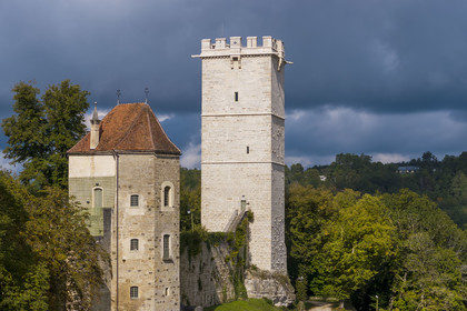 France, Côte-d'Or (21), Montbard, Musée Parc Buffon, chateau de Montbard, tour Saint-Louis et tour de l'Aubespin (à droite), vestige du chateau fort de la fin du XIIIe siècle transformé au XVIIIe siècle par Buffon en un parc (vue aérienne)