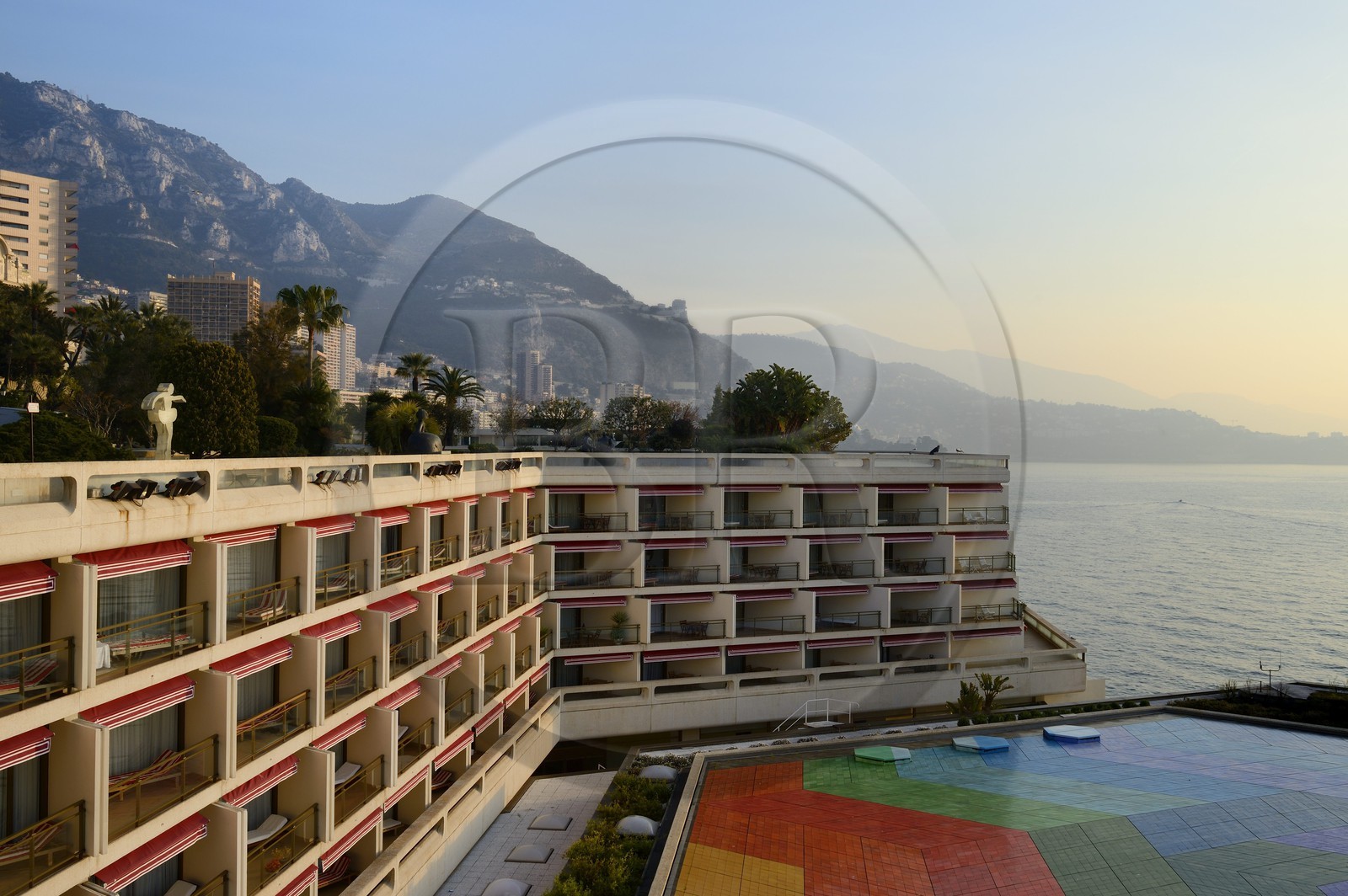 Principauté de Monaco, Monaco, mouettes sur la terrasse du jardin du casino de Monte-Carlo, Hexa Grace est le toit de tuiles du centre de congrès de Monaco réalisé en 1979 par Victor Vasarely