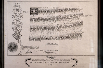 France, Ille-et-Vilaine (35), Côte d'Emeraude, Saint-Malo, l'Hotel Magon, authentique demeure de corsaire, hotel particulier construit pour François Auguste Magon de la Lande en 1725, armateur malouin, corsaire, négrier et directeur de la compagnie des Indes, reproduction de la lettre de marque du corsaire L'Apollon de Rochefort