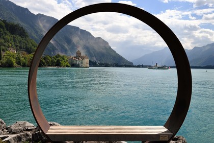 Suisse, Canton de Vaud, Veytaux, chateau Chillon sur les rives du lac Léman et le bateau à roues à aubes Vevey (1907) de la Compagnie générale de navigation sur le lac Léman (CGN)