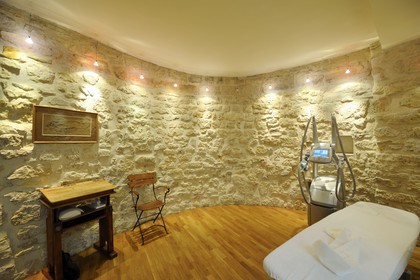 France, Paris (75), l’enceinte de Philippe Auguste rue Dauphine, intérieur d'une des tours transformée en cabinet de kinésithérapeute