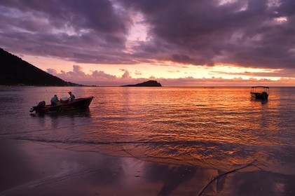 Caraïbes, Ile de la Dominique, baie de Soufrière, le village de Soufrière, pêche au filet en bordure de plage à la tombée de la nuit