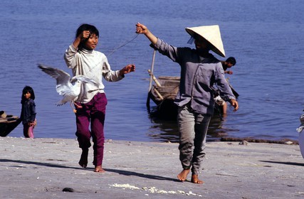 Vietnam, province de Quang Ninh, la Baie d'Halong, des enfants jouant sur la plage