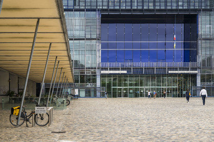 France, Hérault (34), Montpellier,  quartier de Port Marianne, l'Hotel de Ville conçu par les architectes Jean Nouvel et François Fontès et son parvis