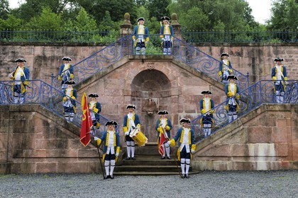 France, Vosges (88), Senones, capitale de l’ex-Principauté de Salm-Salm rattachée à la France en 1793, la relève de la Garde et l'escalier d'honneur